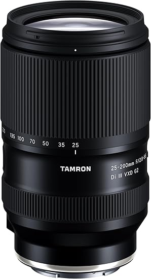 Lente zoom 25-200 mm f/2.8 DC para câmera digital, com foco automático, indicada para registro fotográfico.